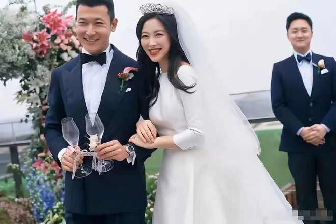朱珠自曝因疫情选择结婚生子,近照曝光颈纹吓人,疑生育后未恢复 8 20221221 08