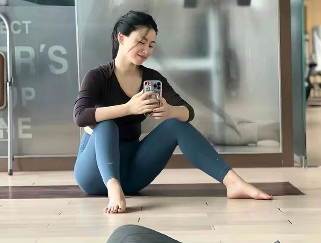 朱珠自曝因疫情选择结婚生子,近照曝光颈纹吓人,疑生育后未恢复 9 20221221 09