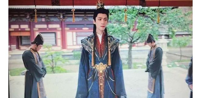 《长月烬明》罗云熙新剧瘦脱相!网友辣评:头要掉下来了! 2 20230406 02