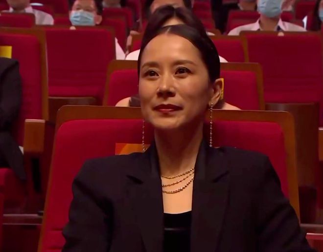 白玉兰视后竞争激烈,殷桃海清争锋,网友:赵丽颖不拿奖就是黑幕 14 20230407 15